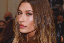 Hailey Bieber com as joias