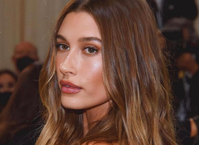 Hailey Bieber com as joias