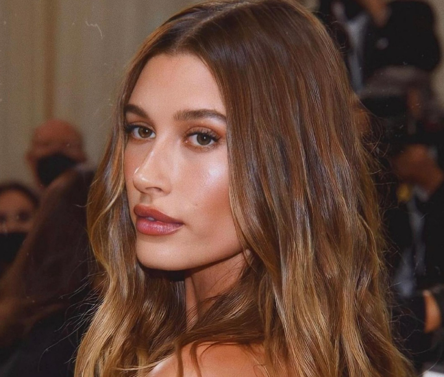 Hailey Bieber com as joias